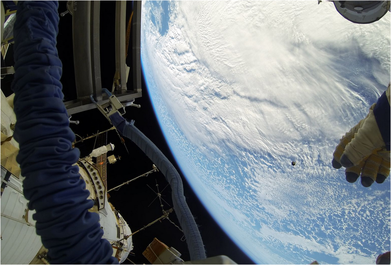 Illustration for article titled Asà despliega un astronauta un nanosatélite en el espacio